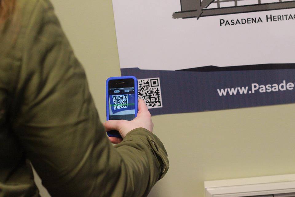 Scanning a QR code to access the website of Pasadena Heritage Society - NL